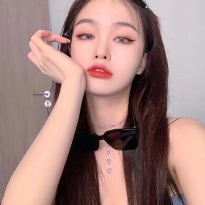 和红色中国人看电视